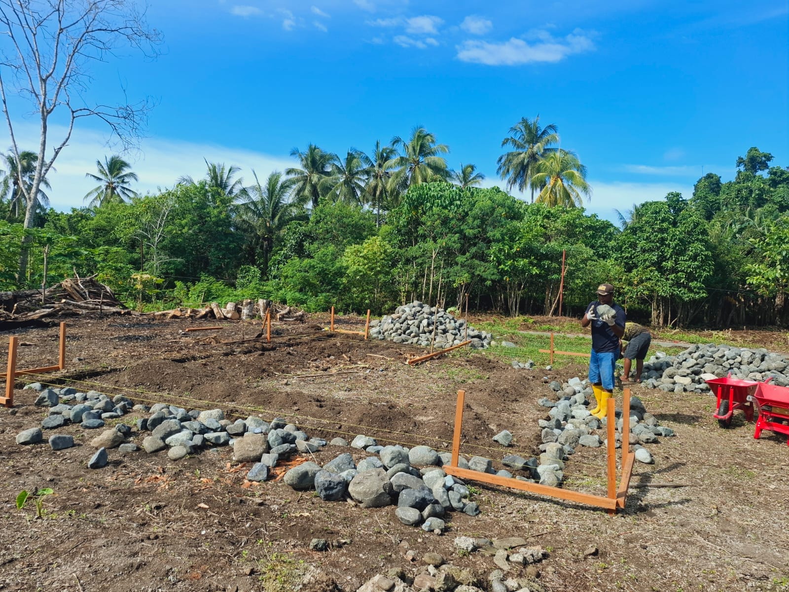 Satgas TMMD Reguler ke-128 Kodim 1801/Manokwari Bangun Rumah Warga Tanah Rubuh dari Nol