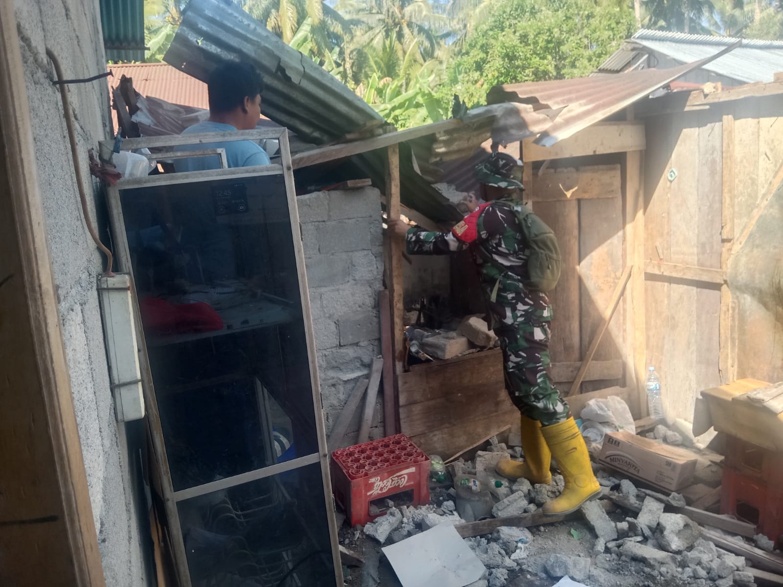 Reaksi Cepat Prajurit TNI Tangani Dampak Gempa M 7,6 di Sulawesi Utara