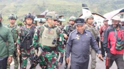 Kodim 1714/Puncak Jaya dan Polri Kawal Ketat Gubernur Papua Tengah Tinjau Korban Insiden Sinak, Instruksikan Status Tanggap Darurat dan Biaya Medis Ditanggung Penuh
