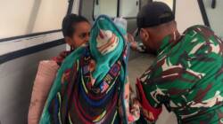 Koramil 1714-01/Mulia Menjadi Pelindung Rakyat Dampingi Evakuasi Korban Menuju RSUD Nabire