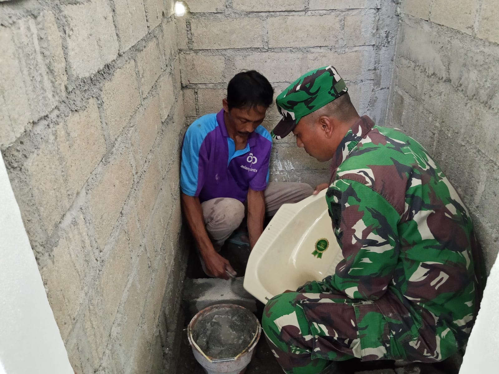 Babinsa Sumberboto Bantu Warga Bangun MCK, Wujud Kepedulian Dan Kebersamaan