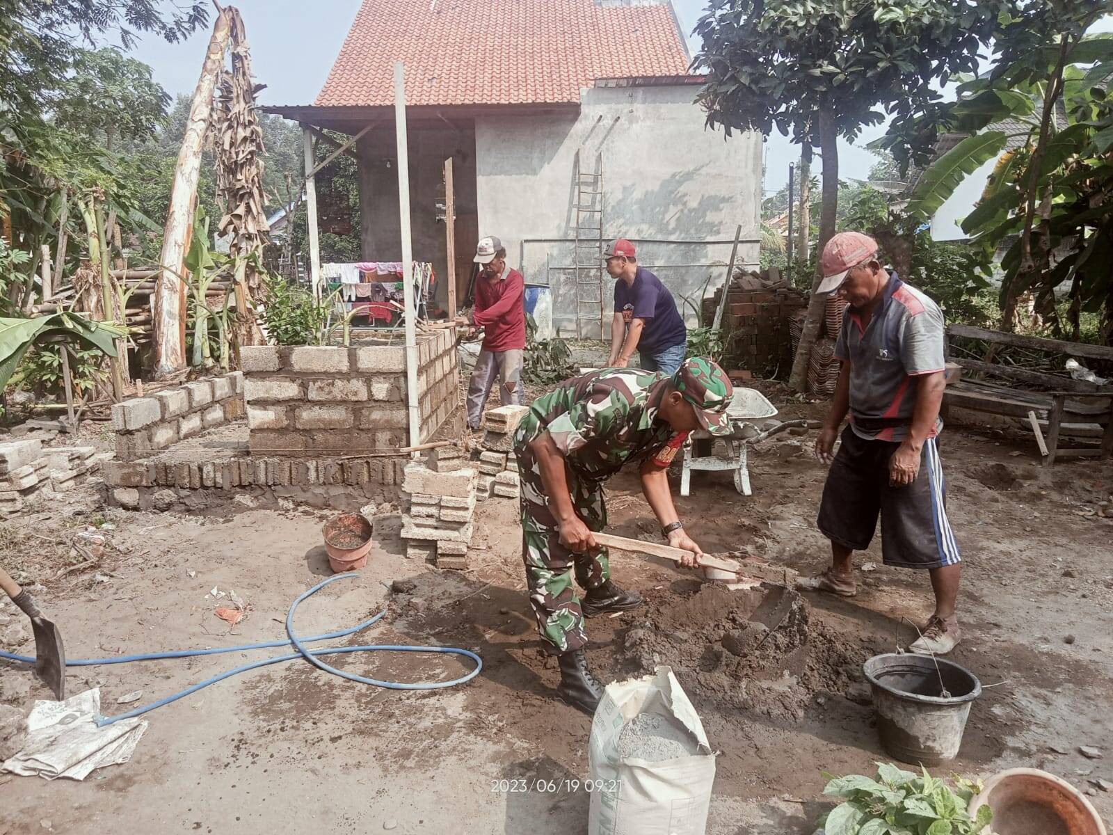 01 Kerja Bakti Bangun MCK Babinsa Gandean Bersama Warga, Tingkatkan Kesehatan Lingkungan