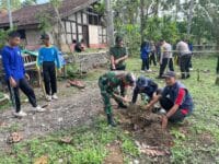 Penghijauan Monumen Trisula, TNI-Polri Bersama SMKN 1 Bakung Wujudkan Kepedulian Lingkungan