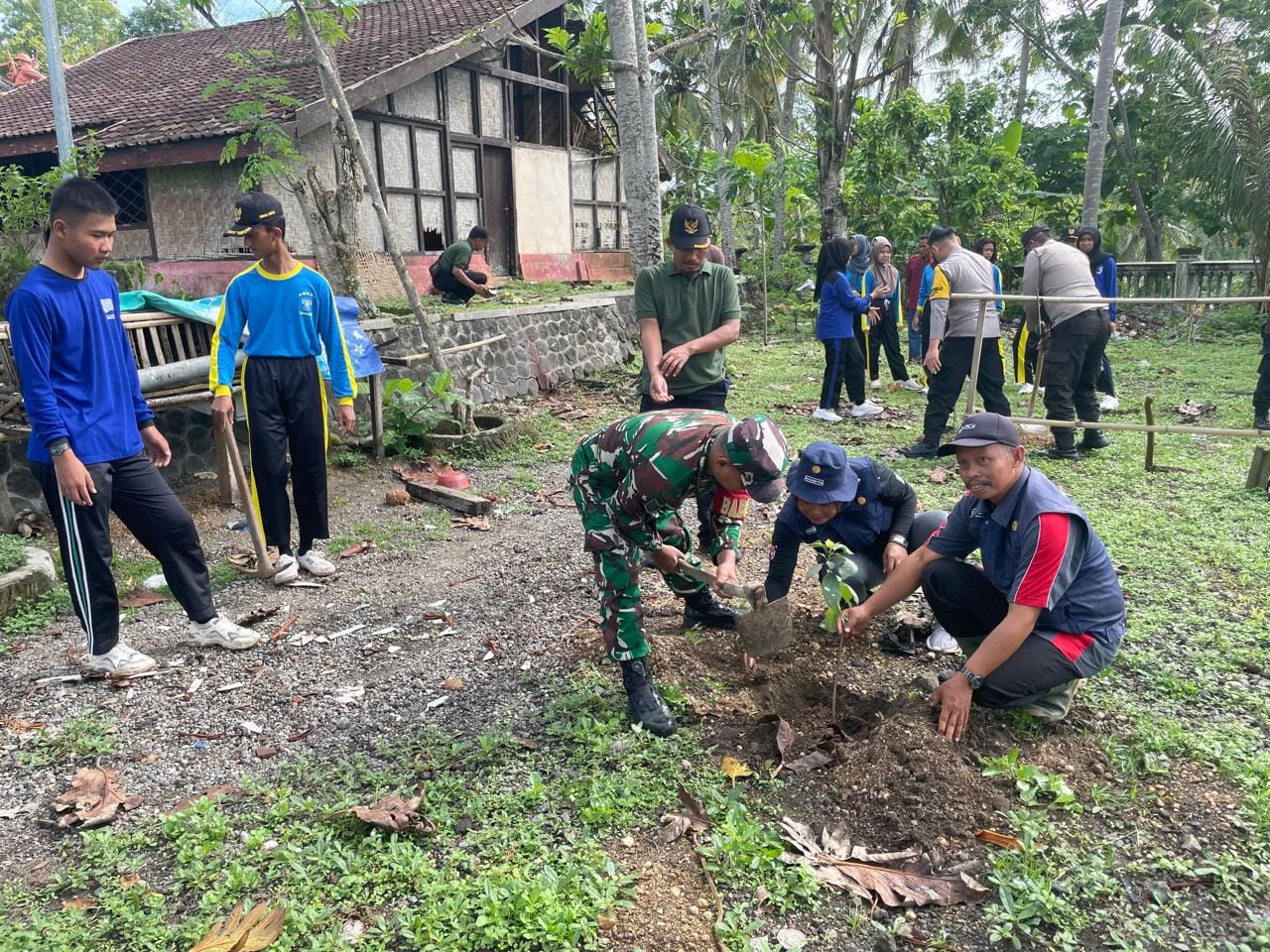 01 Penghijauan Monumen Trisula, TNI-Polri Bersama SMKN 1 Bakung Wujudkan Kepedulian Lingkungan
