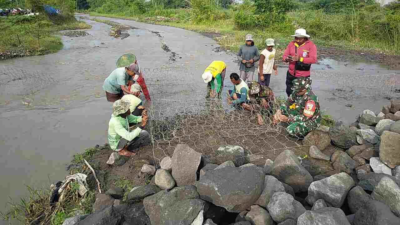 Demi Kelancaran Irigasi Pertanian, Babinsa Kamulan Dampingi Pembersihan Sungai Sodetan Kaliputih