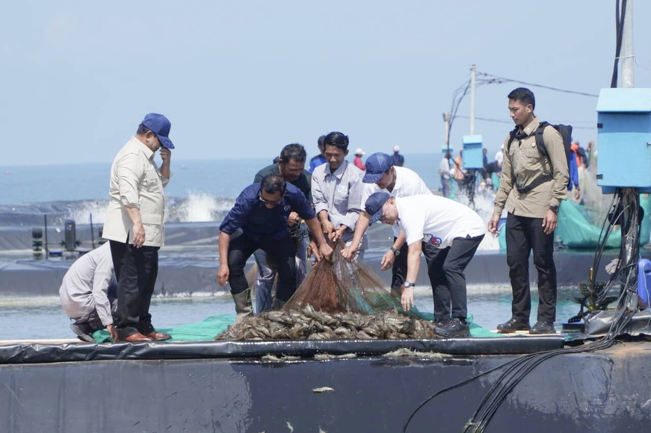 1002149194 Panglima TNI Dampingi Presiden RI Prabowo Subianto Panen Raya Udang di Kebumen