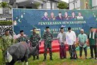 Wapang TNI Dampingi Menhan RI Shalat Idul Adha Bersama Prajurit dan Masyarakat di Papua Barat