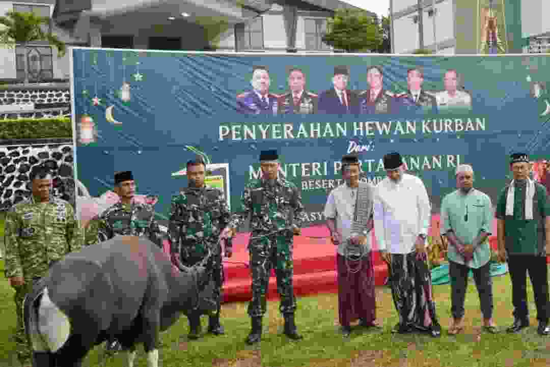 1002160467 Wapang TNI Dampingi Menhan RI Shalat Idul Adha Bersama Prajurit dan Masyarakat di Papua Barat