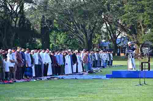 1002162307 Idul Adha Penuh Makna di Lanud Sultan Hasanuddin, Ribuan Warga Ikuti Sholat Id dan Berbagi Kebahagiaan Melalui Kurban