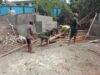 Anggota Kodim 1505/Tidore Bersama Warga Gotong Royong Angkat Batang Kelapa untuk Penahan Jembatan Garuda