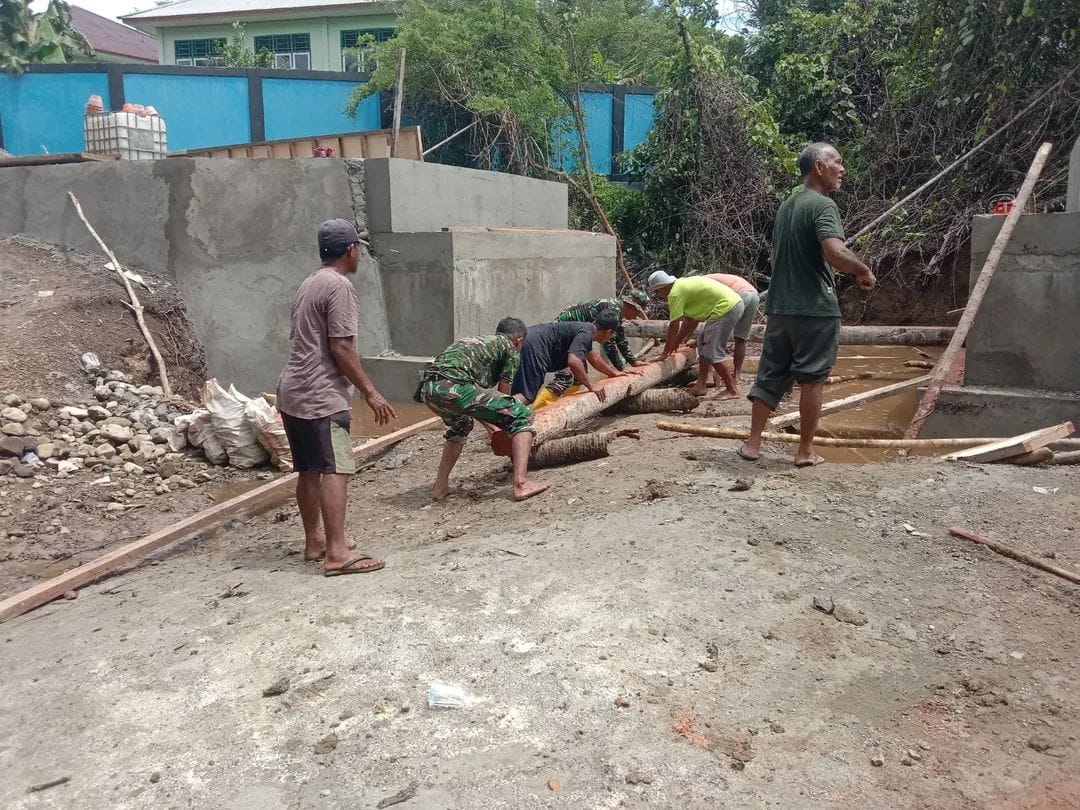 Anggota Kodim 1505/Tidore Bersama Warga Gotong Royong Angkat Batang Kelapa untuk Penahan Jembatan Garuda