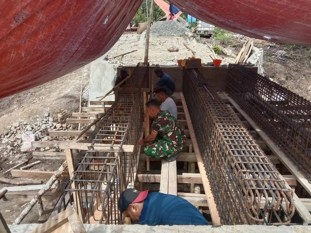 FB_IMG_1779538364160 Anggota Kodim 1505/Tidore Bersama Masyarakat Buat Bakisting Gelagar Jembatan Garuda