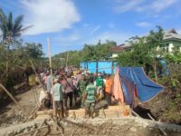 Kebersamaan Jadi Kekuatan, Personel Kodim 1505/Tidore dan Warga Gotong Royong Cor Lantai Jembatan Garuda