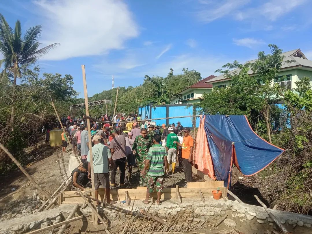 FB_IMG_1780207687510 Kebersamaan Jadi Kekuatan, Personel Kodim 1505/Tidore dan Warga Gotong Royong Cor Lantai Jembatan Garuda