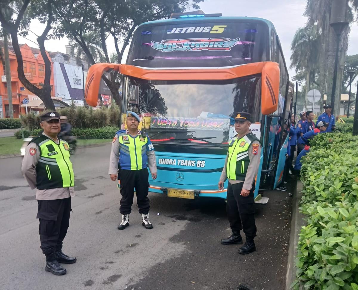 Personel Polsek Cikupa Laksanakan Pengamanan Keberangkatan Buruh KSPSI AGN Citra Raya Menuju Monas dalam Rangka May Day 2026