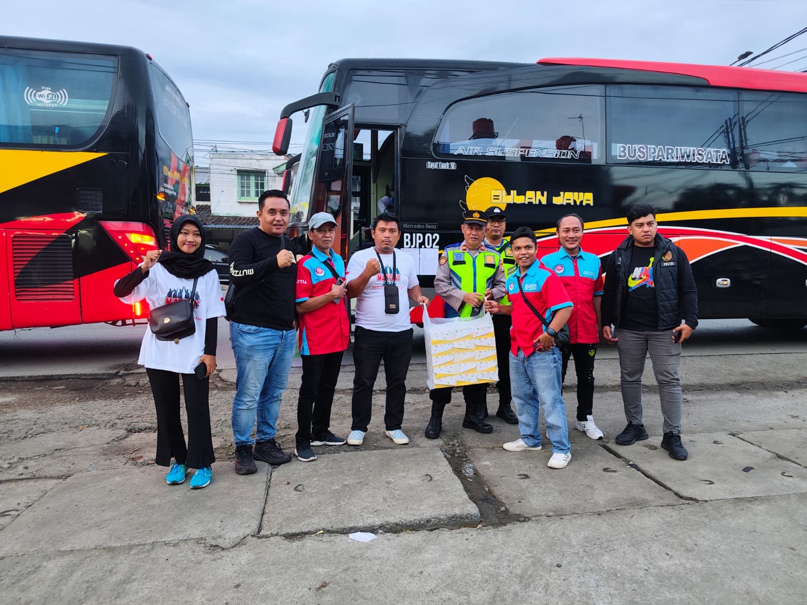 Personel Polsek Cikupa Amankan Keberangkatan Buruh FSB TIA KSBSI Kabupaten Tangerang Menuju Monas dalam Rangka May Day 2026