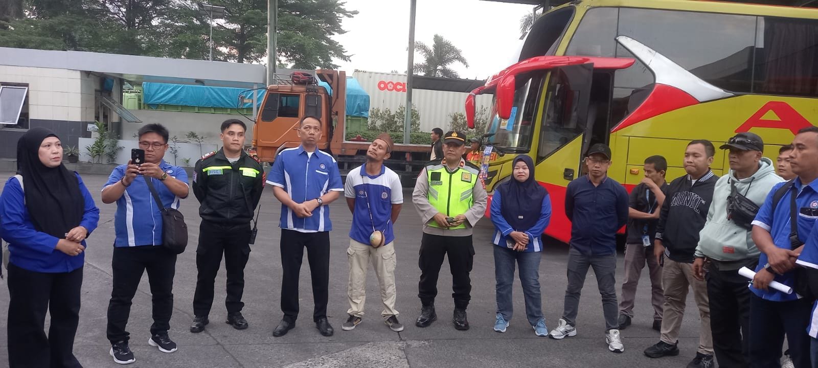 Personel Polsek Cikupa Amankan Keberangkatan Buruh KSPSI MJH dari PT Torabika Menuju Monas dalam Rangka May Day 2026