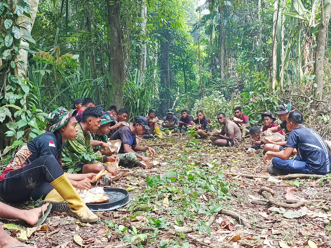 Di Balik Nasi Bungkus Ada Kebersamaan :  TMMD Ke-128 di Kampung Tanah Rubuh, Tanpa Sekat Tanpa Batas