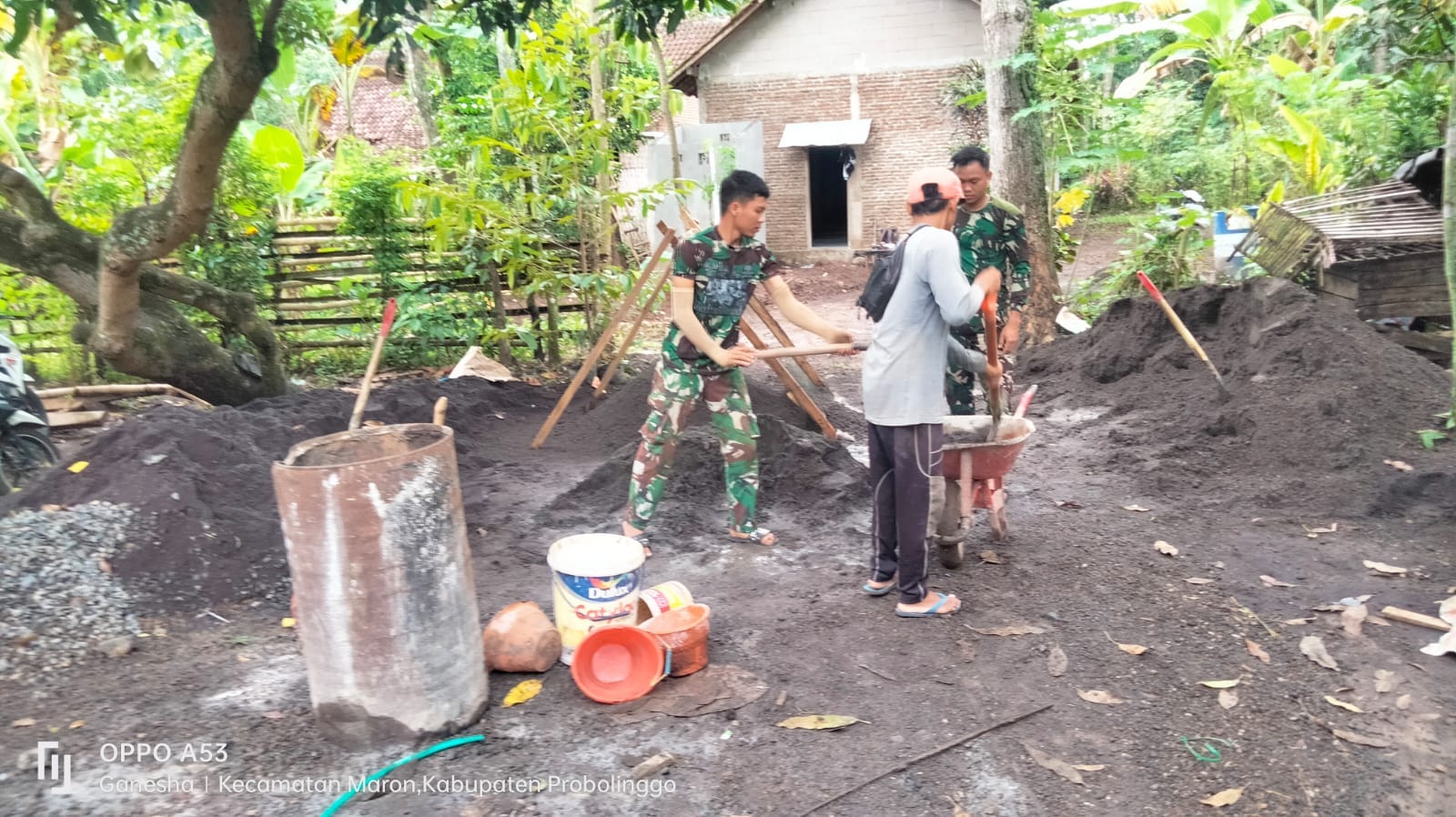 Pembangunan Musholla Baiturrohim TMMD Ke-128 di Brabe Capai 50 Persen, Warga Gotong Royong Bersama Satgas