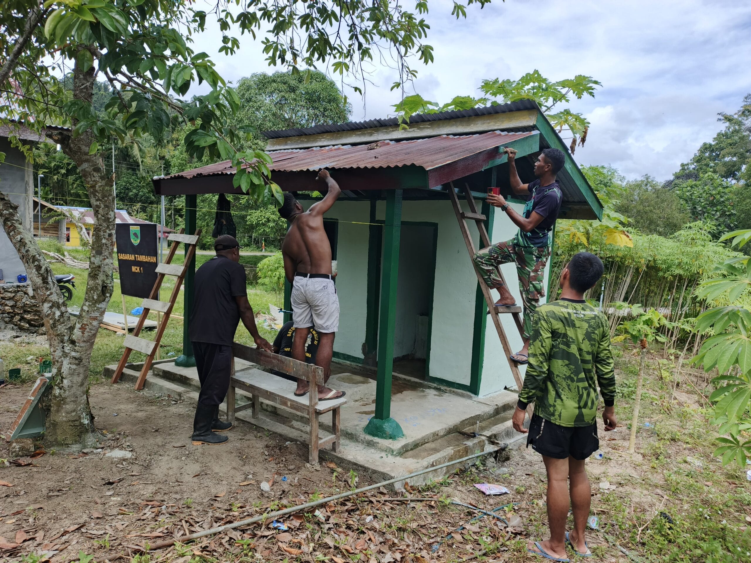 Satgas TMMD ke 128 Kodim 1801/Manokwari Berikan Pengecatan Akhir untuk MCK yang Lebih Indah