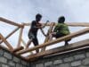 Proges RTLH TMMD ke 128 Kodim 1801/Manokwari Kian Melesat, Satgas dan Warga Pasang Kuda kuda Atap