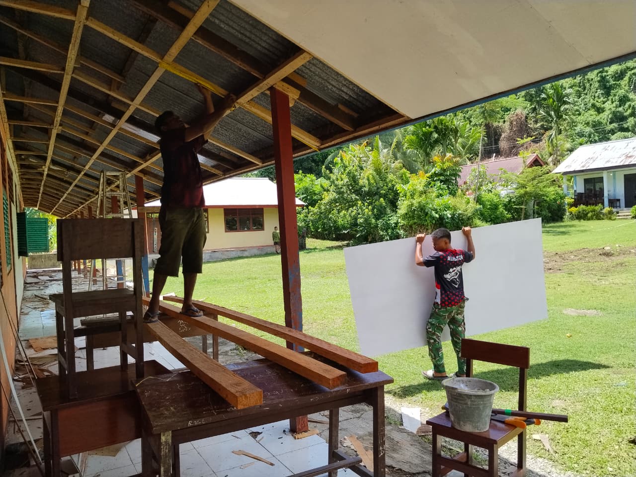 Dukung Pendidikan Berkualitas, Satgas TMMD ke 128 Kodim 1801/Manokwari Renovasi SD Inpres 62 /Asai
