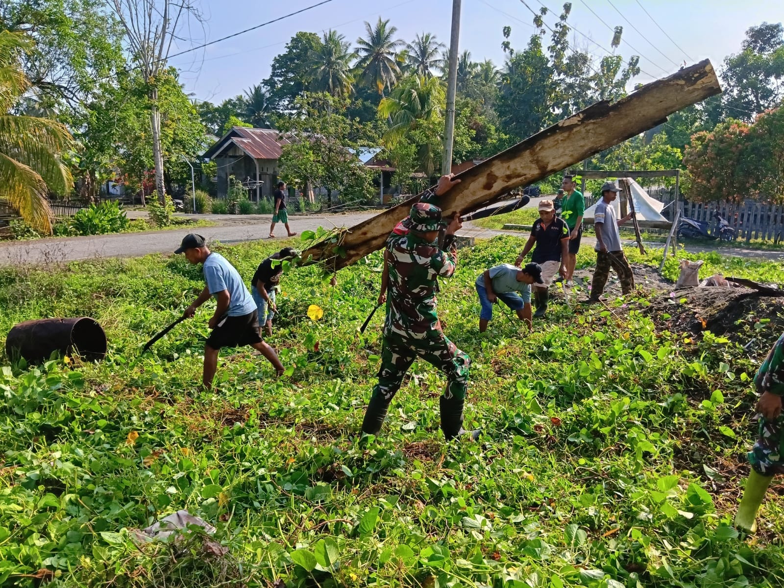 Koramil 1505-03/Maba Bersama Warga Laksanakan Karya Bakti Bersihkan Lingkungan Desa