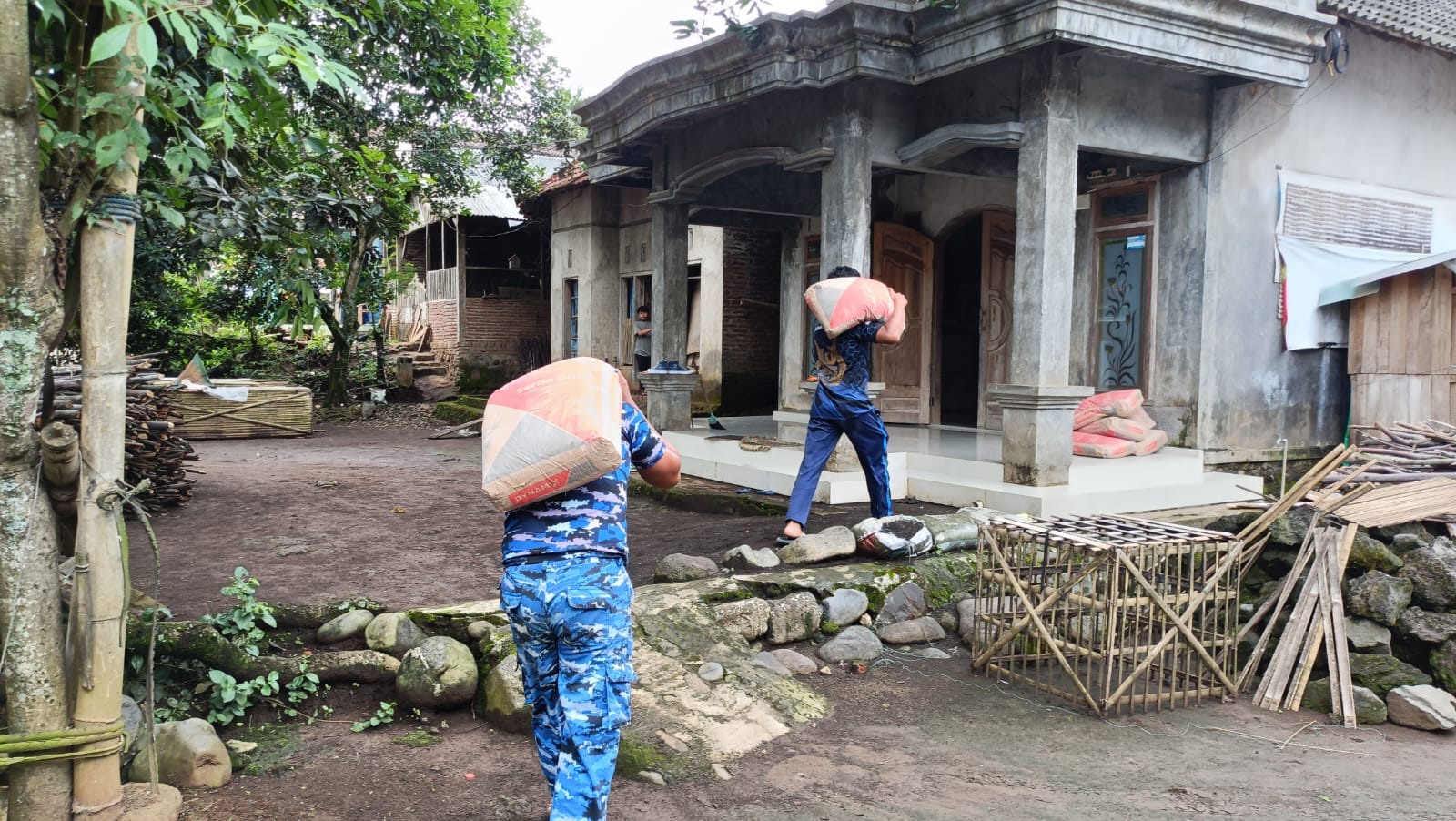 Satgas TMMD Ke-128 dan Warga Bahu Membahu Angkut Material ke Dusun Ledok dan Klagin Brabe