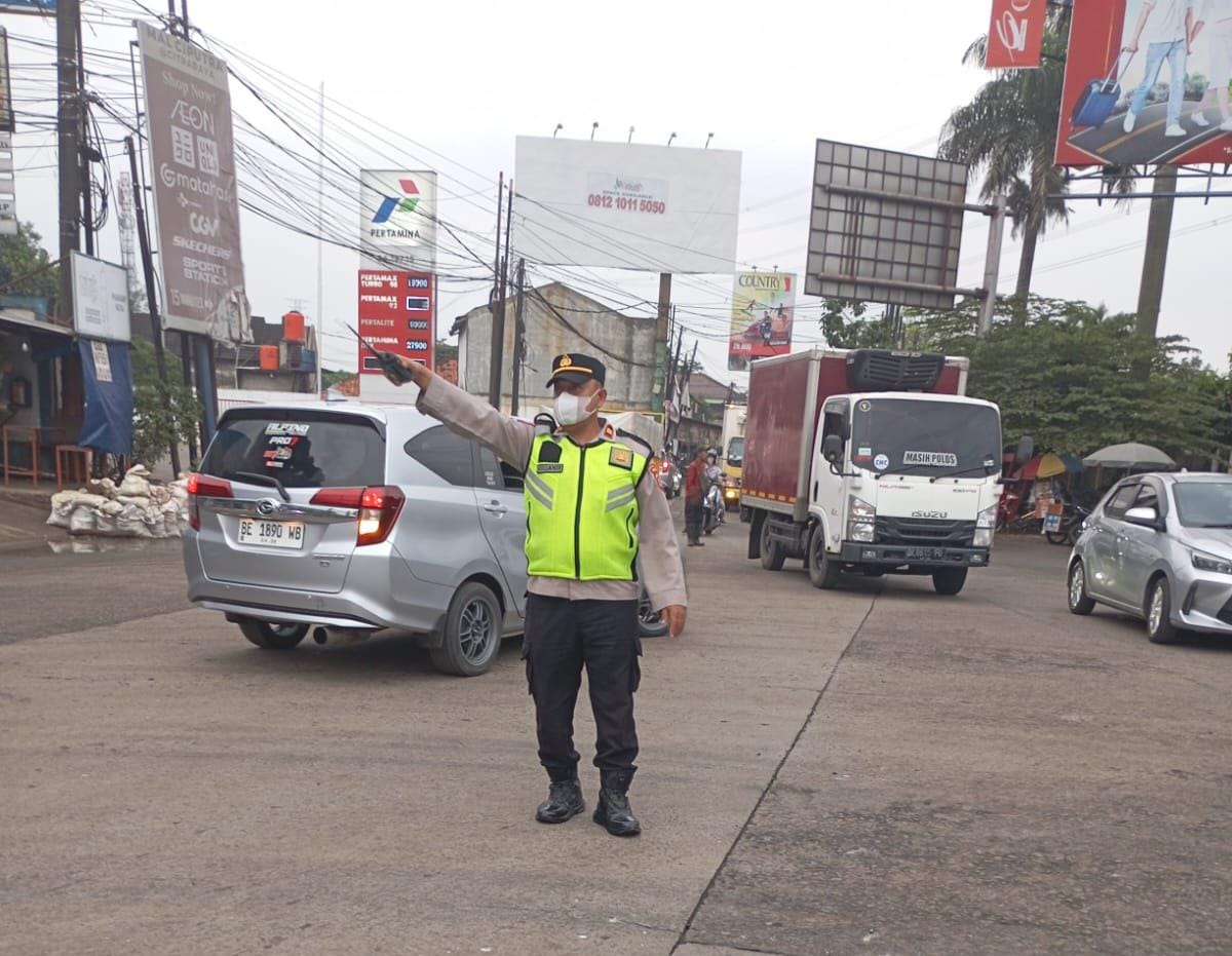 Personel Polsek Cikupa Laksanakan Giat PECAK, Atur Lalu Lintas Sore Hari di Simpang Cikupa Mas