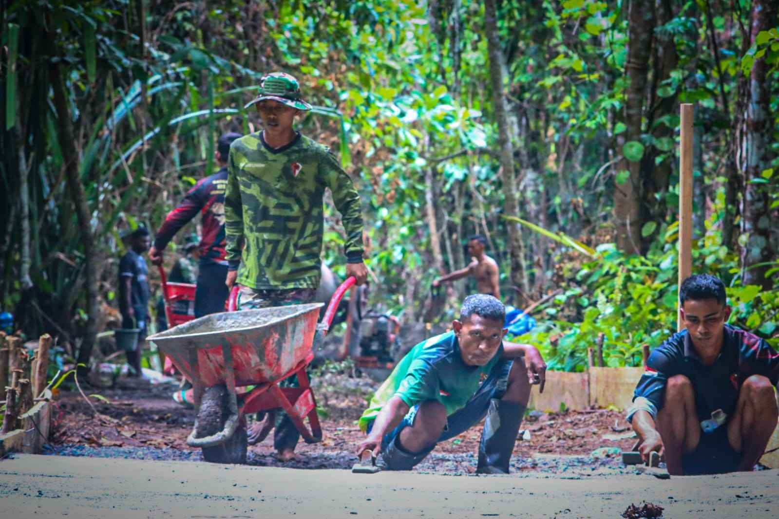 IMG-20260505-WA0044 Pasi Ops Kodim 1801/Manokwari Turun Langsung Ikut Pengecoran Jalan TMMD Ke-128 di Kampung Tanah Rubuh