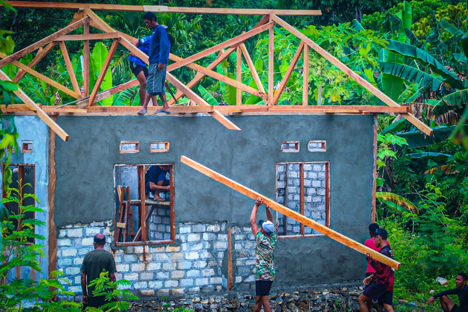 Satgas TMMD Ke-128 Kodim 1801/Manokwari Pasang Rangka Atap Rumah Warga di Kampung Tanah Rubuh