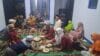 Satgas TMMD Ke-128 dan Warga Makan Bersama, Bukti Nyata Kemanunggalan TNI-Rakyat