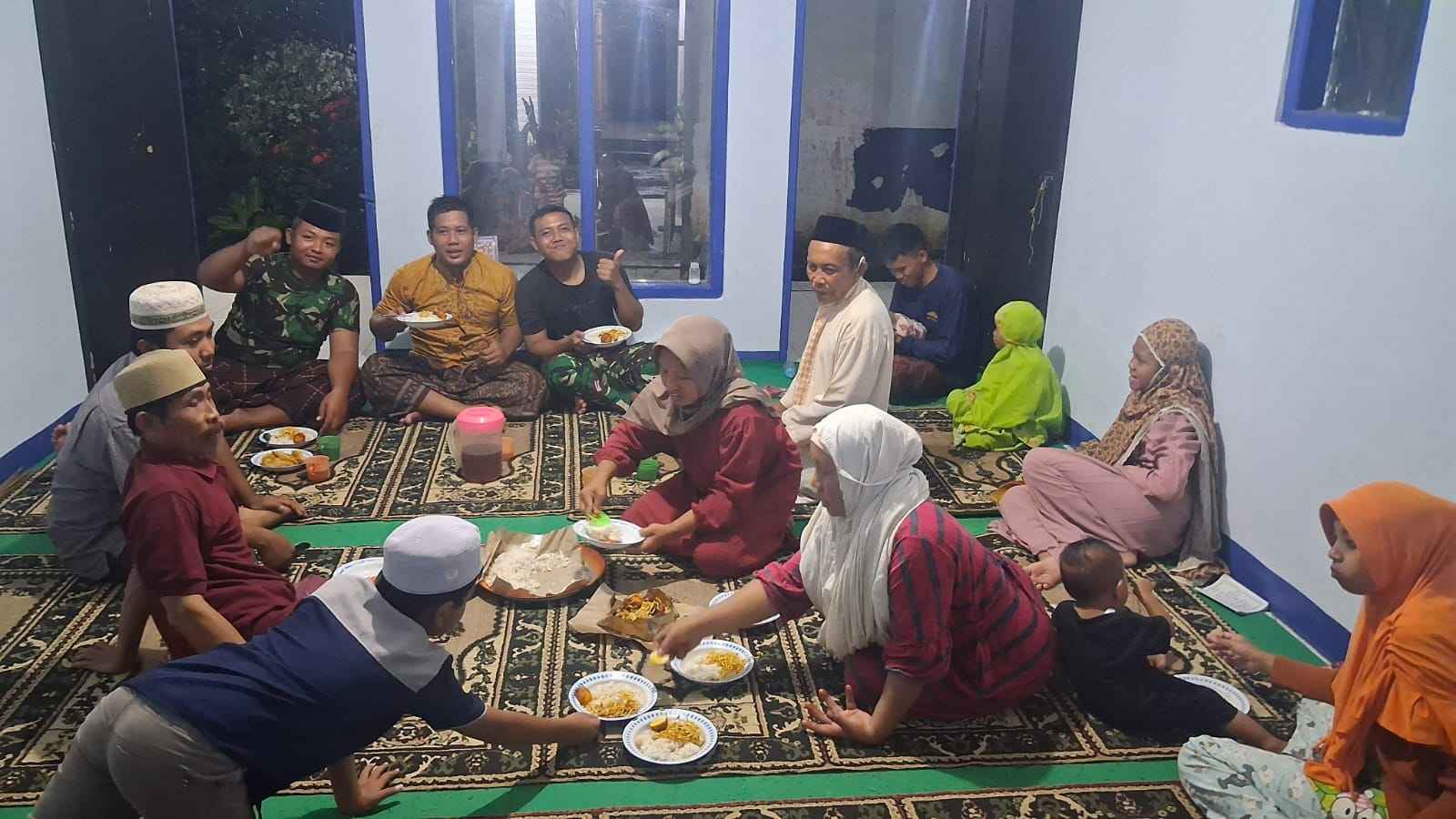 Satgas TMMD Ke-128 dan Warga Makan Bersama, Bukti Nyata Kemanunggalan TNI-Rakyat