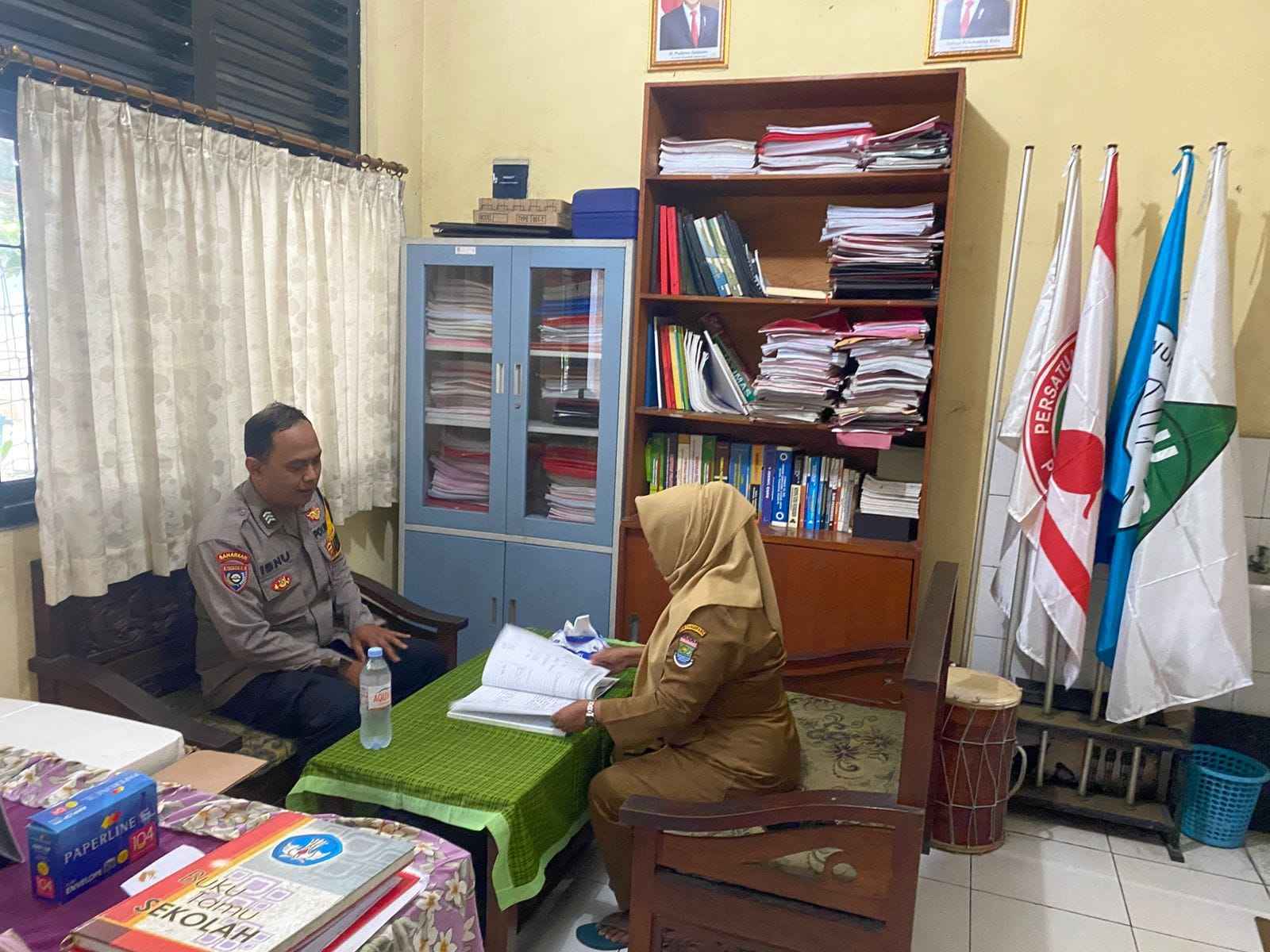 Bhabinkamtibmas Polsek Cikupa Sambangi Kepala Sekolah SDN 4 Bunder, Perkuat Edukasi Kamtibmas