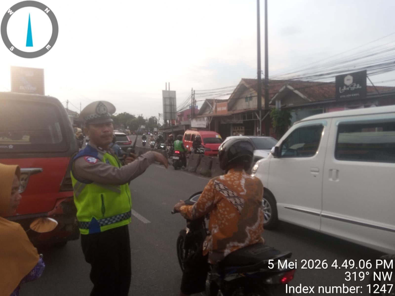 Polsek Cikupa Gelar Pengaturan Lalu Lintas Sore Hari, Antisipasi Kemacetan di Simpang Cikupamas