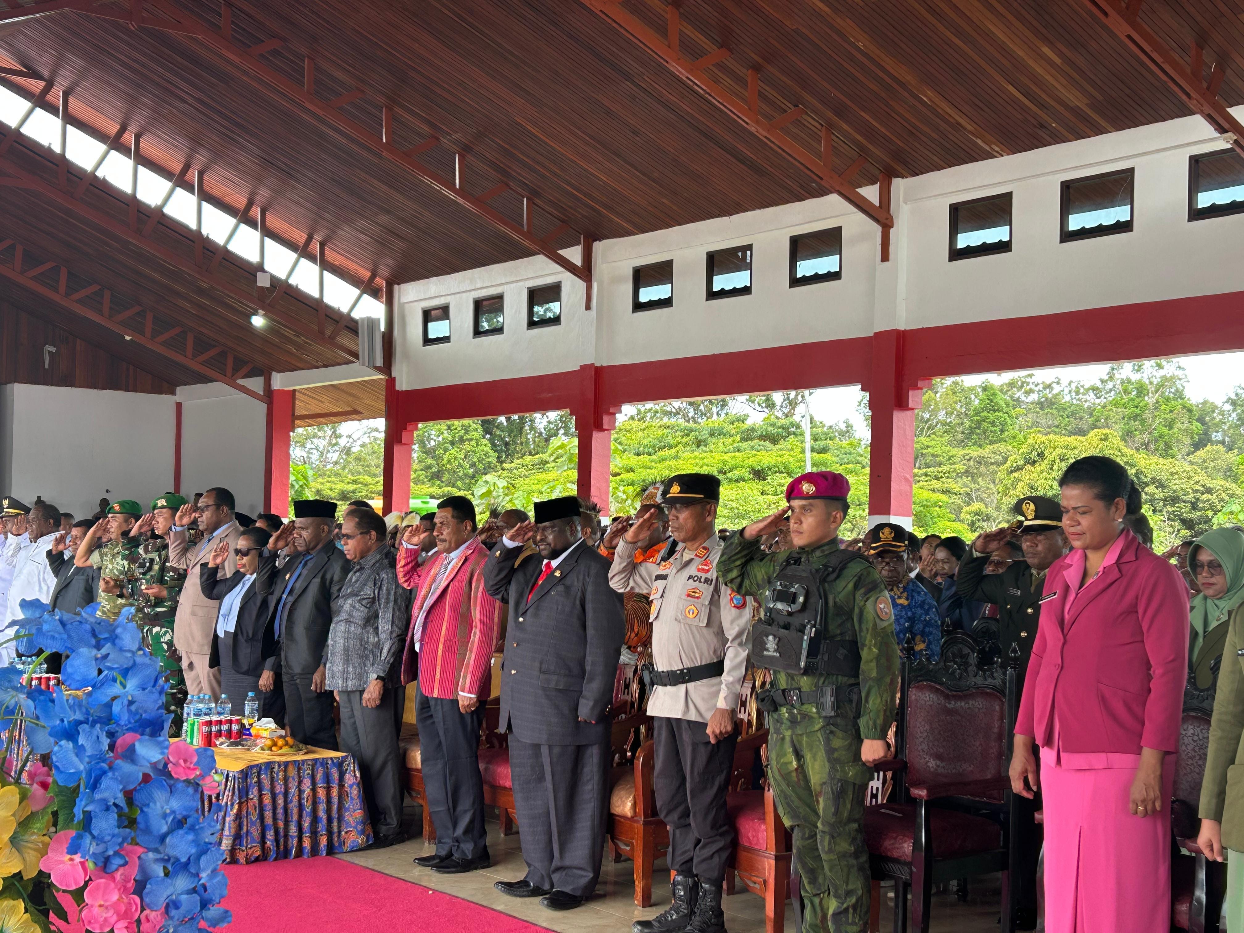 Polres Maybrat Amankan Upacara HUT ke-17 Kabupaten Maybrat