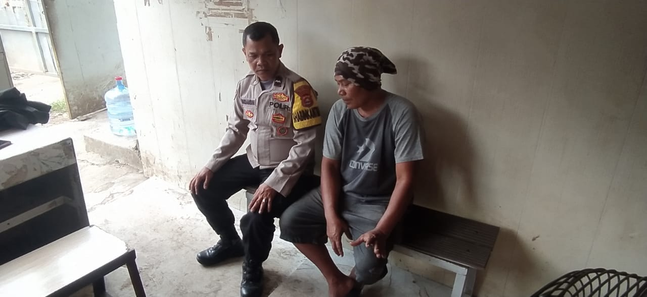 Bhabinkamtibmas Desa Pasir Jaya Sambangi Warga, Pererat Silaturahmi dan Jaga Kamtibmas
