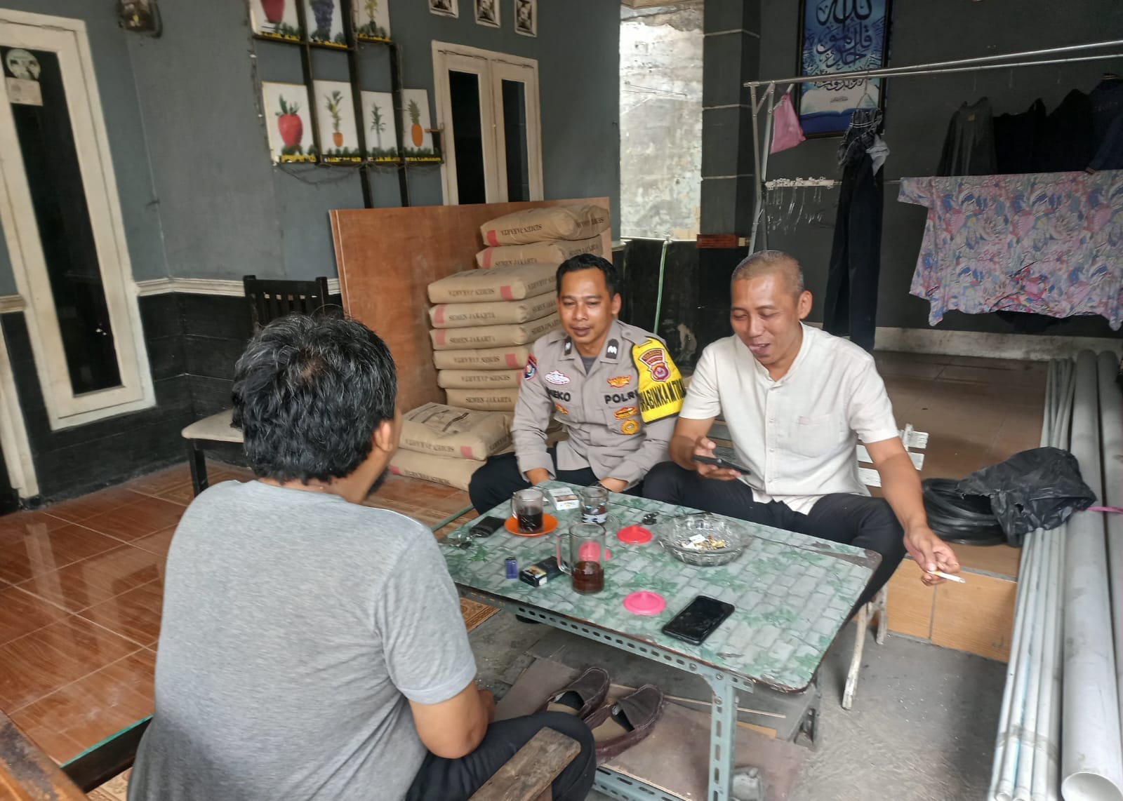 Aipda Dieko A Bersama Ketua RT Sambangi Warga Pasir Gadung, Sampaikan Imbauan Kamtibmas