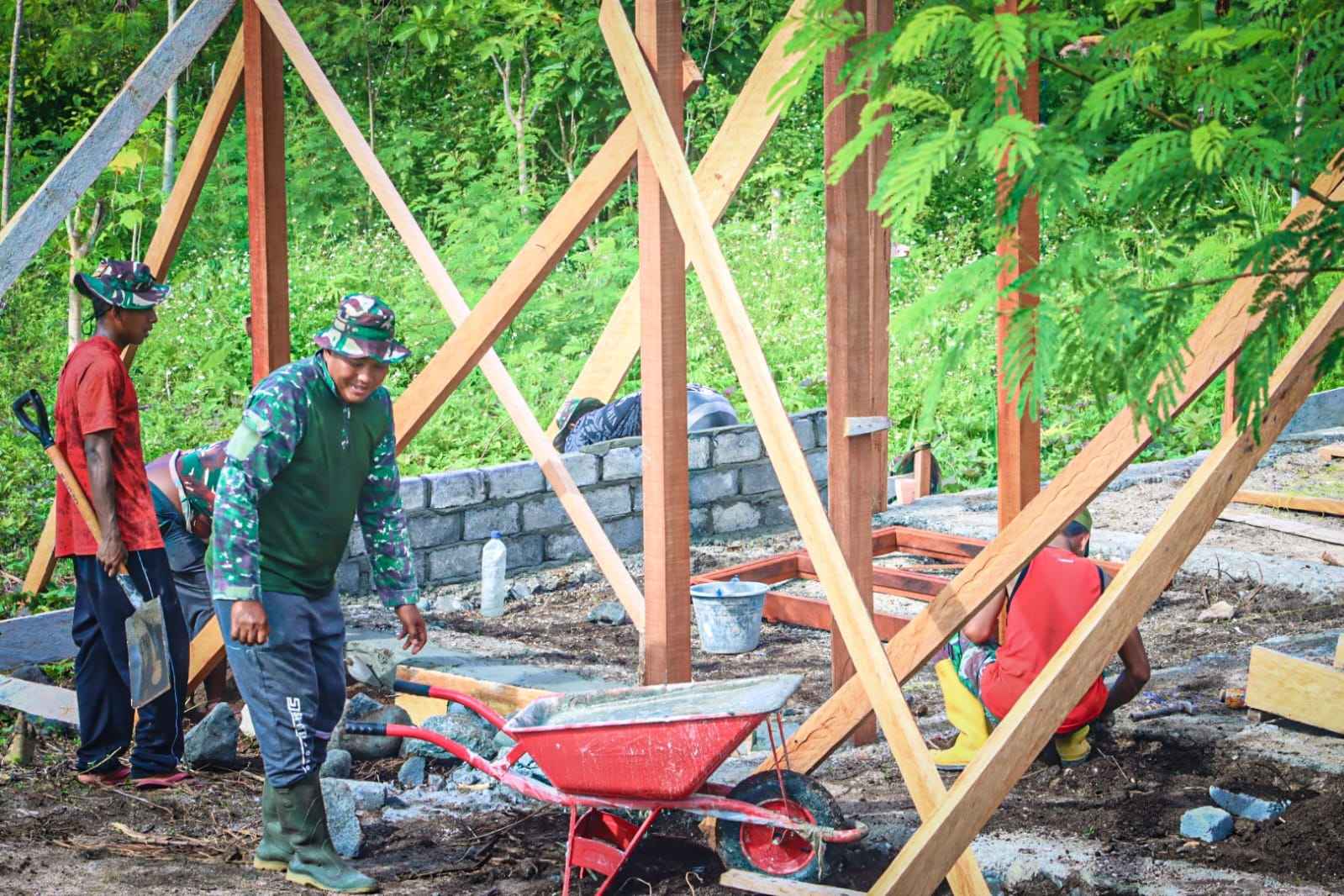 Mama Dabida Dowansiba Gembira, Rumah Mulai Dipasang Dinding Oleh Satgas TMMD Ke-128 Kodim 1801/Manokwari