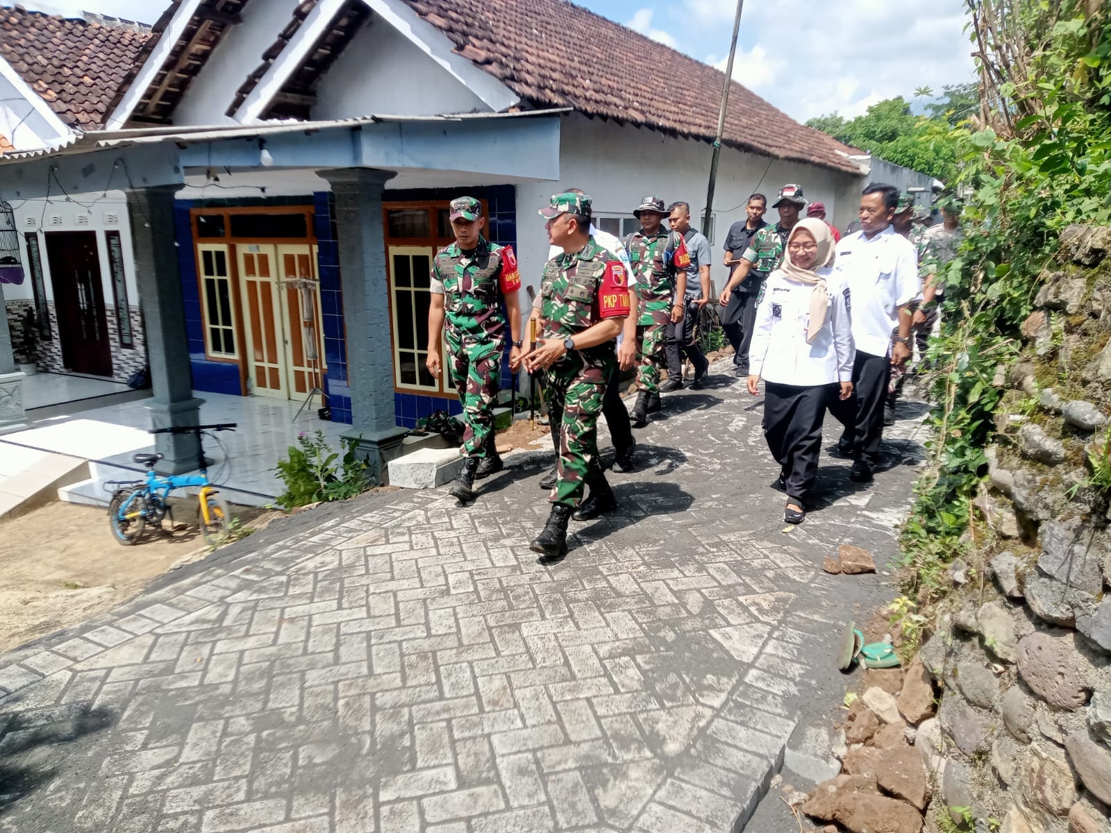 Danrem 083/Bdj Tinjau Langsung Progres Pembangunan TMMD di Desa Brabe