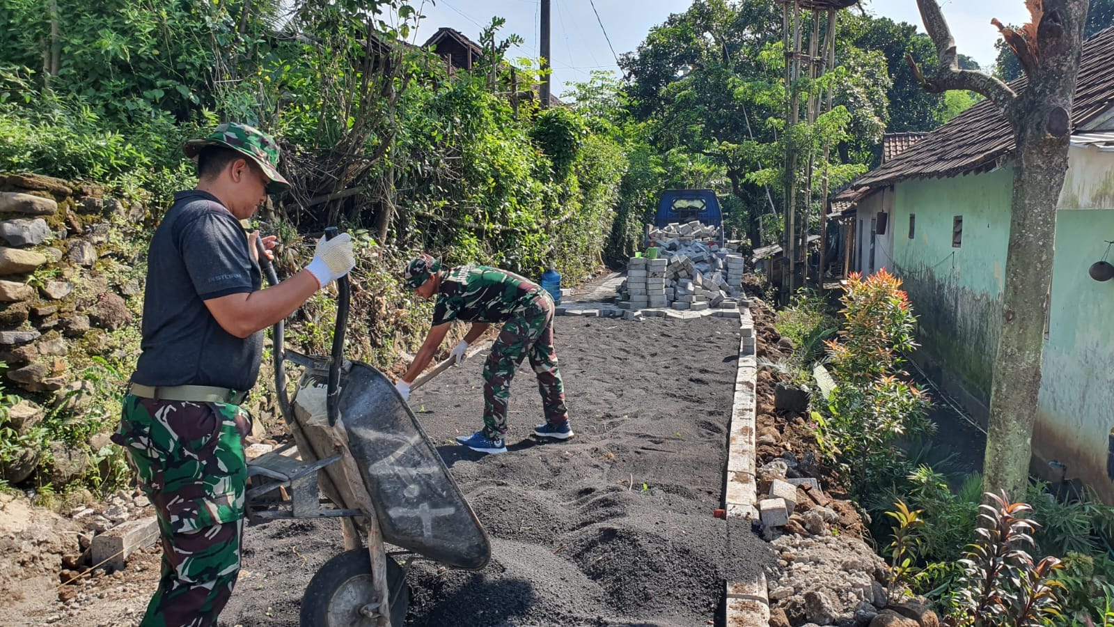 Pemasangan Paving di Dusun Klagin Desa Brabe Capai 70 Persen
