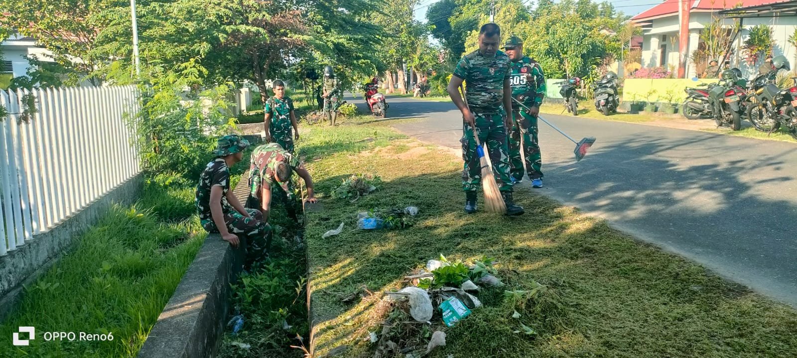 Peduli Kebersihan, Personel Kodim 1505/Tidore Gelar Jumat Berkah, Bersihkan Masjid dan Lingkungan