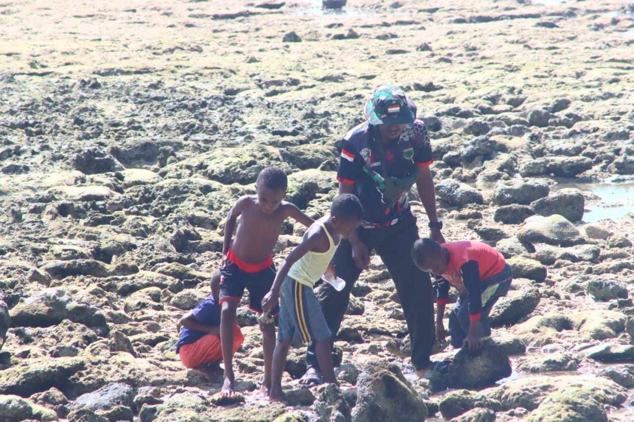 Satgas TMMD Ke-128 Kodim 1801/Manokwari Bersama Anak-Anak Kampung Tanah Rubuh Cari Ikan Bersama