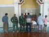 Tingkatkan Kemanunggalan, Satgas TMMD Ke-128 Sholat Asar Berjamaah Bersama Warga Desa Brabe