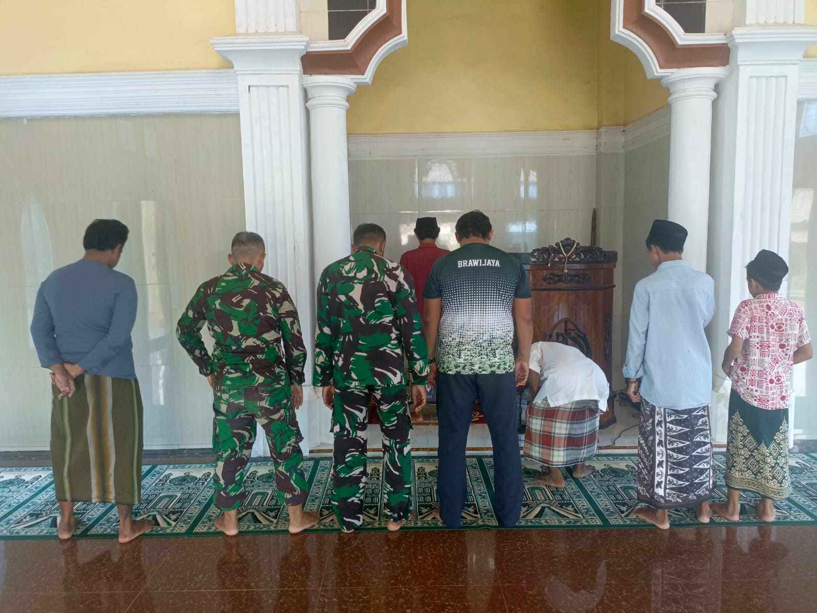 Tingkatkan Kemanunggalan, Satgas TMMD Ke-128 Sholat Asar Berjamaah Bersama Warga Desa Brabe