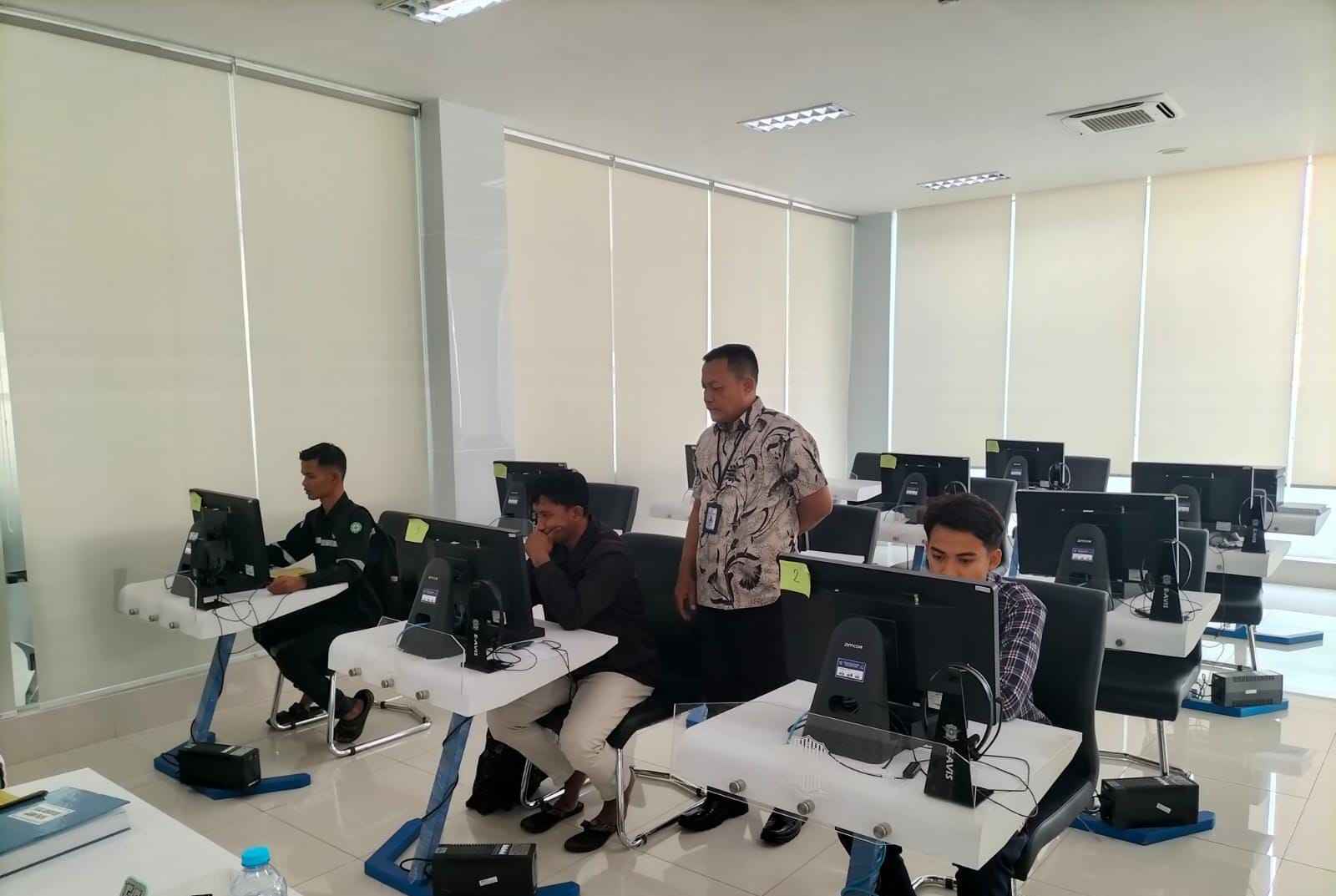 Ramai di Pasar Tuban, Polantas Tuban Menyapa Buka Info SIM, STNK, BPKB