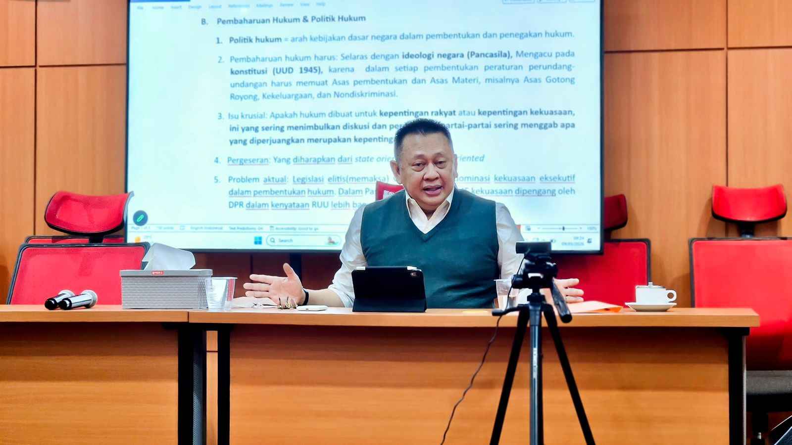 Beri Kuliah Program Doktor Ilmu Hukum, Bamsoet Tegaskan Pembaharuan Hukum Harus Hadirkan Keadilan Substantif
