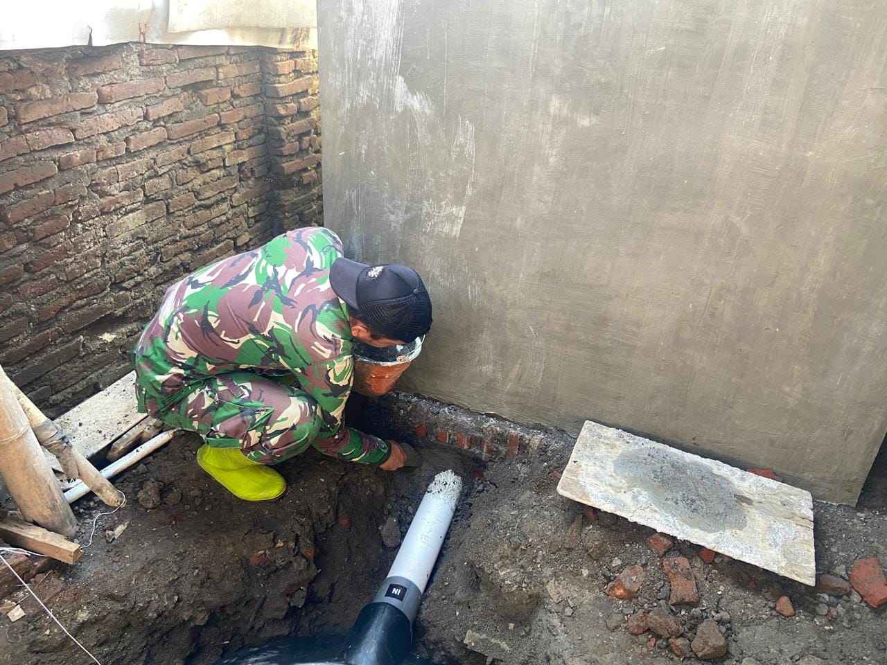 Pembangunan Tangki Septik Individual Milik Ibu Halimah Capai 90 Persen