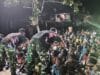 Nonton Bareng Film Edukasi, Satgas TMMD Bagikan Makanan Bergizi kepada Anak-Anak Kampung Keakwa