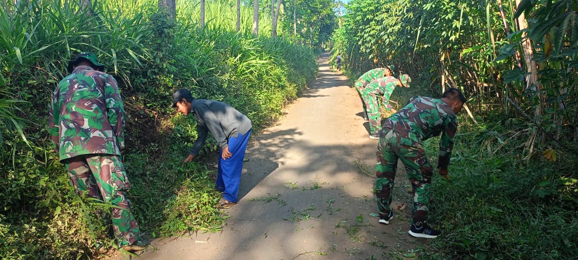 Satgas TMMD Ke-128 Kodim 0820/Probolinggo dan Warga Desa Brabe Gelar Pembersihan Jalan di Dusun Klagin